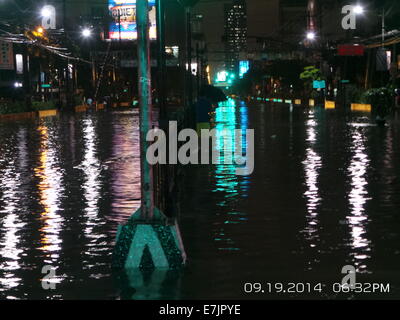 Manila, Filippine. 19 Settembre, 2014. Quasi un chilometro di Espana Blvd. è allagata e la maggior parte non praticabile a causa di profonde di gronda acque di esondazione portato dalla tempesta tropicale Fung Wong che è noto localmente come Mario. Alcuni veicoli e i passeggeri a filamento ha avuto il coraggio di attraversare il terribile le acque di esondazione lungo il tratto di Espana Blvd. Stima della sua quantità di pioggia è da 7 - 20 mm per ora(da moderata a intensa) entro il stropical tempesta di 350 km di diametro. Credito: Sherbien Dacalanio / Alamy Live News Foto Stock