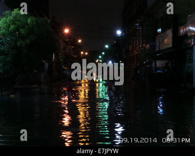 Manila, Filippine. 19 Settembre, 2014. Quasi un chilometro di Espana Blvd. è allagata e la maggior parte non praticabile a causa di profonde di gronda acque di esondazione portato dalla tempesta tropicale Fung Wong che è noto localmente come Mario. Alcuni veicoli e i passeggeri a filamento ha avuto il coraggio di attraversare il terribile le acque di esondazione lungo il tratto di Espana Blvd. Stima della sua quantità di pioggia è da 7 - 20 mm per ora(da moderata a intensa) entro il stropical tempesta di 350 km di diametro. Credito: Sherbien Dacalanio / Alamy Live News Foto Stock