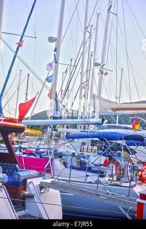 Yacht ormeggiati a Marina Foto Stock