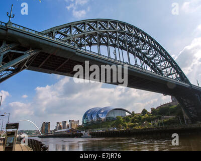 Newcastle upon Tyne, Quayside mostra ponti sul fiume Tyne, compreso il Gateshead Millennium Bridge (fondo) Foto Stock