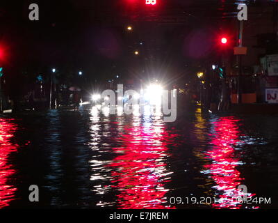 Manila, Filippine. 19 Settembre, 2014. Quasi un chilometro di Espana Blvd. è allagata e la maggior parte non praticabile a causa di profonde di gronda acque di esondazione portato dalla tempesta tropicale Fung Wong che è noto localmente come Mario. Alcuni veicoli e i passeggeri a filamento ha avuto il coraggio di attraversare il terribile le acque di esondazione lungo il tratto di Espana Blvd. Stima della sua quantità di pioggia è da 7 - 20 mm per ora(da moderata a intensa) entro il stropical tempesta di 350 km di diametro. Credito: Sherbien Dacalanio / Alamy Live News Foto Stock