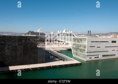 Francia. Marsiglia. Area portuale. Edifici del modernissimo museo MuCEM con un enorme nave da crociera sullo sfondo. Foto Stock