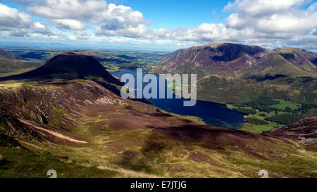 Crummock acqua e nei dintorni di fells guardando a nord dal rosso luccio, Lake District inglese, UK. Loweswater visibile oltre. Foto Stock