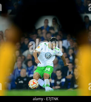 Liverpool, Regno Unito. Xviii Sep, 2014. Wolfsburg di Ricardo Rodriguez con la palla durante la UEFA Europa League gruppo H partita di calcio tra Everton FC e VfL Wolfsburg al Goodison Park, Liverpool, Gran Bretagna, 18 settembre 2014. © dpa picture alliance/Alamy Live News Foto Stock