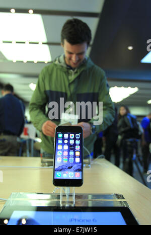 New York, Stati Uniti d'America. Xix Sep, 2014. Un uomo esperienze iPhone 6 presso il negozio Apple Store sulla Fifth Avenue a New York, Stati Uniti, Sett. 19, 2014, il primo giorno di vendite di Apple iPhone 6 e iPhone 6 Plus. Credito: Cheng Li/Xinhua/Alamy Live News Foto Stock