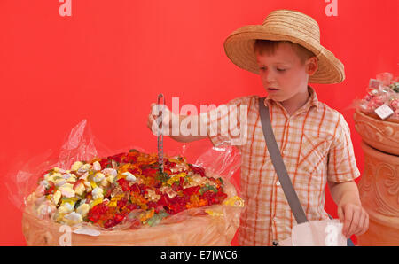 Ragazzo in un negozio di dolci, Pola, Istria, Croazia Foto Stock