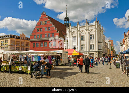 La piazza del mercato e il Municipio, Greifswald, Meclemburgo-Pomerania Occidentale, Germania. Foto Stock