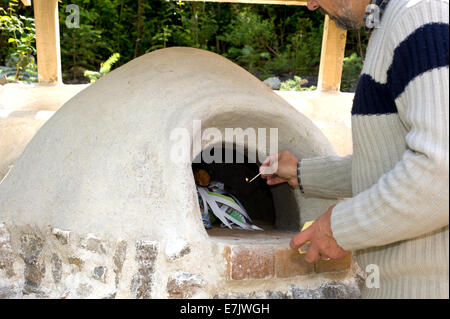 La massa di argilla forno di cob progetto. Costruzione ora completato appena circa il tempo di avviare il primo fuoco in preparazione per la cottura più tardi Foto Stock