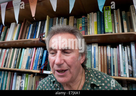 Laugharne Wales UK, venerdì 19 settembre 2014. Libraio Jeff città nel suo negozio DYLANS BOOKSTORE MOBILE presso la strana Galles festival in tutto questo weekend a Laugharne, Carmarthenshire. KATHY DEWITT/ALAMY LIVE NEWS Foto Stock