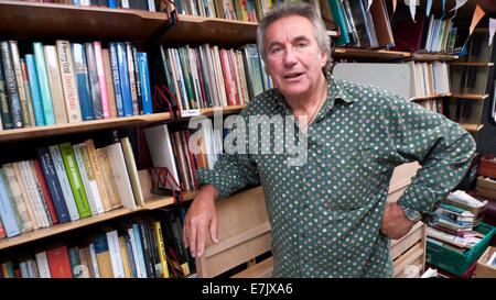 Laugharne Wales UK, venerdì 19 settembre 2014. Libraio Jeff città nel suo negozio DYLANS BOOKSTORE MOBILE presso la strana Galles festival in tutto questo weekend a Laugharne, Carmarthenshire. . KATHY DEWITT/ALAMY LIVE NEWS Foto Stock