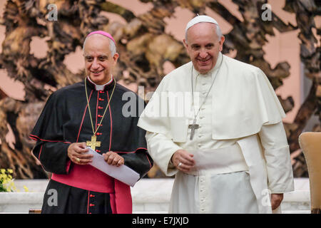 Città del Vaticano Sala Nervi ( Aula Nervi o Paolo VI ) Incontro Internazionale Evangelii Gaudium con Papa Francesco, 19 settembre 2014 - Papa Francesco con Mons. Fisichella Credito: Davvero Facile Star/Alamy Live News Foto Stock