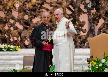 Città del Vaticano Sala Nervi ( Aula Nervi o Paolo VI ) Incontro Internazionale Evangelii Gaudium con Papa Francesco, 19 settembre 2014 - Papa Francesco con Mons. Fisichella Credito: Davvero Facile Star/Alamy Live News Foto Stock