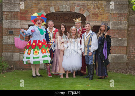 Il cast a Bromley del teatro di Churchill's Pantomime Sleeping Beauty premere Avvia Foto Stock