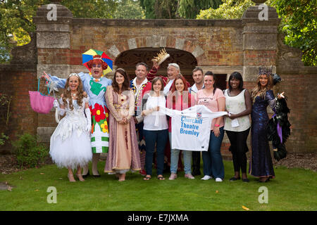 Il cast a Bromley del teatro di Churchill's Pantomime Sleeping Beauty premere Avvia Foto Stock