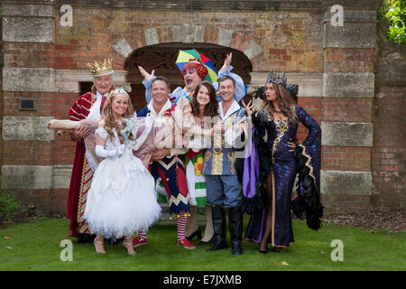 Il cast a Bromley del teatro di Churchill's Pantomime Sleeping Beauty premere Avvia Foto Stock