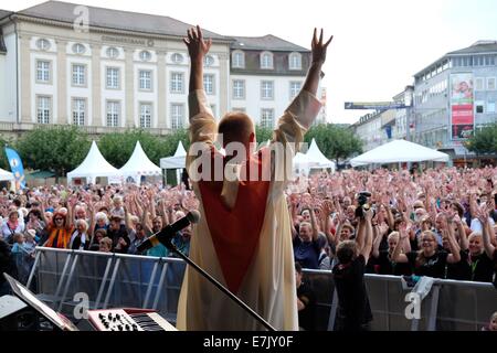 Kassel, Germania. Xix Sep, 2014. Choirmaster Pietro Hamburger cheers durante la fase di apertura del settimo international Gospelkirchentag (lit. vangelo chiesa giorno) a Kassel in Germania, 19 settembre 2014. Circa 150 cori di quindici nazioni si esibiranno in vari luoghi della città fino a domenica. Foto: Uwe Zucchi/dpa/Alamy Live News Foto Stock