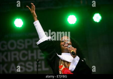 Kassel, Germania. Xix Sep, 2014. Cantante musicale Nyassa Alberta (Sister Act) canta durante la fase di apertura del settimo international Gospelkirchentag (lit. vangelo chiesa giorno) a Kassel in Germania, 19 settembre 2014. Circa 150 cori di quindici nazioni si esibiranno in vari luoghi della città fino a domenica. Foto: Uwe Zucchi/dpa/Alamy Live News Foto Stock