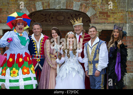 Il cast a Bromley del teatro di Churchill's Pantomime Sleeping Beauty premere Avvia Foto Stock