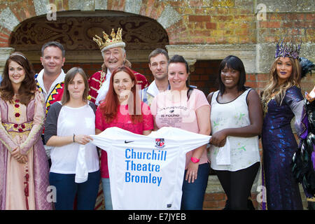 Il cast a Bromley del teatro di Churchill's Pantomime Sleeping Beauty premere Avvia Foto Stock