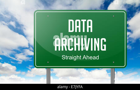 Archiviazione dati su autostrada verde Signpost. Foto Stock