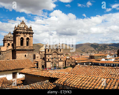 Tetti, la cattedrale di Santo Domingo campanili e la chiesa della Compagnia di Gesù - Cuzco, Perù Foto Stock