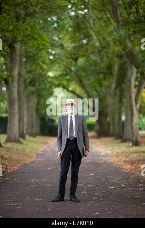 Senior l'uomo con il cappello di Panama in piedi nel parco Foto Stock