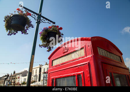 Classico vecchio rosso inglese chiamata telefonica nella casella sunshine Foto Stock