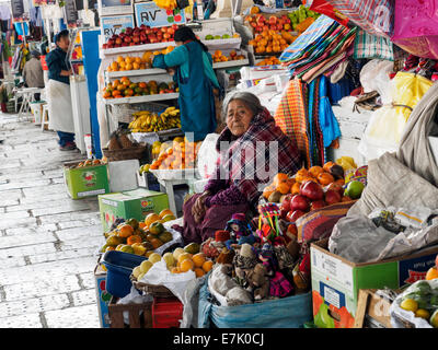 Donna locali vendono frutti all'interno di San Pedro di mercato - Cuzco, Perù Foto Stock