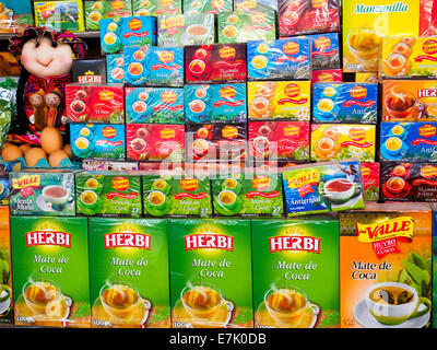 Erbe tè e dolci in vendita a San Pedro mercato - Cuzco, Perù Foto Stock