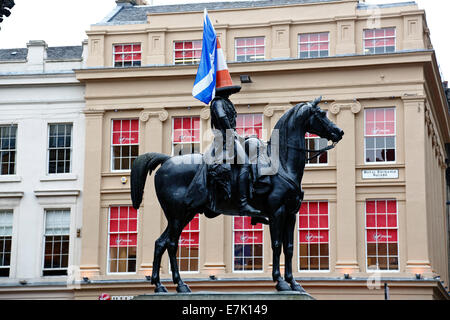 Royal Exchange Square, Glasgow, Scozia, Regno Unito, venerdì 19 settembre 2014. Il giorno dopo che la Scozia ha votato nel referendum di indipendenza la statua del Duca di Wellington sulla piazza reale di scambio è decorata con una bandiera della Scozia in aggiunta al cono di traffico usuale. Foto Stock