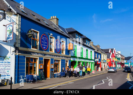 Negozi, Pub e alberghi sul filamento Street sul lungomare in Dingle, penisola di Dingle, nella contea di Kerry, Repubblica di Irlanda Foto Stock