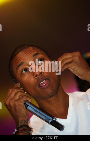 Pharrell Williams in concerto, Pharrel Williams dal vivo sul palco Foto Stock