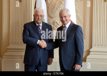 Paris, Paris, Francia. Xix Sep, 2014. Presidente dell'Assemblea nazionale francese Claude Bartolone accoglie il presidente palestinese Mahmoud Abbas di Settembre 19, 2014 a Parigi come parte di Abbas' visita di due giorni in Francia. Abbas è a Parigi, prima di andare a New York, dove parteciperà alla Assemblea Generale delle Nazioni Unite, che si apre il 24 settembre il suo portavoce Nabil Abu Rudeina ha detto credito: Thaer Ganaim APA/images/ZUMA filo/Alamy Live News Foto Stock