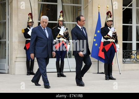 Paris, Paris, Francia. Xix Sep, 2014. Il Presidente francese Francois Hollande accoglie il presidente palestinese Mahmoud Abbas all'Elysee palazzo presidenziale prima della loro riunione di settembre 19, 2014 a Parigi come parte di Abbas' visita di due giorni in Francia. Abbas è a Parigi, prima di andare a New York, dove parteciperà alla Assemblea Generale delle Nazioni Unite, che si apre il 24 settembre il suo portavoce Nabil Abu Rudeina ha detto credito: Thaer Ganaim APA/images/ZUMA filo/Alamy Live News Foto Stock