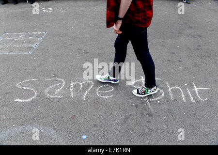 George Square, Glasgow, Scozia, Regno Unito, venerdì 19 settembre 2014. Il giorno dopo che la Scozia ha votato nel referendum di indipendenza un messaggio di gesso è scritto sul terreno in George Square nel centro della città di Glasgow. Foto Stock