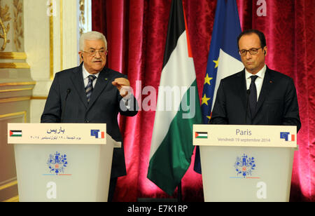 Paris, Paris, Francia. Xix Sep, 2014. Il Presidente francese Francois Hollande (R) e il presidente palestinese Mahmoud Abbas per partecipare a una conferenza stampa congiunta dopo la riunione presso il Elysee palazzo presidenziale il 19 settembre 2014 a Parigi come parte di Abbas' visita di due giorni in Francia. Abbas è a Parigi, prima di andare a New York, dove parteciperà alla Assemblea Generale delle Nazioni Unite, che si apre il 24 settembre il suo portavoce Nabil Abu Rudeina ha detto credito: Thaer Ganaim APA/images/ZUMA filo/Alamy Live News Foto Stock