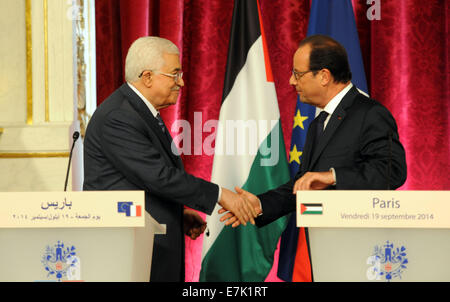 Paris, Paris, Francia. Xix Sep, 2014. Il Presidente francese Francois Hollande (R) e il presidente palestinese Mahmoud Abbas per partecipare a una conferenza stampa congiunta dopo la riunione presso il Elysee palazzo presidenziale il 19 settembre 2014 a Parigi come parte di Abbas' visita di due giorni in Francia. Abbas è a Parigi, prima di andare a New York, dove parteciperà alla Assemblea Generale delle Nazioni Unite, che si apre il 24 settembre il suo portavoce Nabil Abu Rudeina ha detto credito: Thaer Ganaim APA/images/ZUMA filo/Alamy Live News Foto Stock