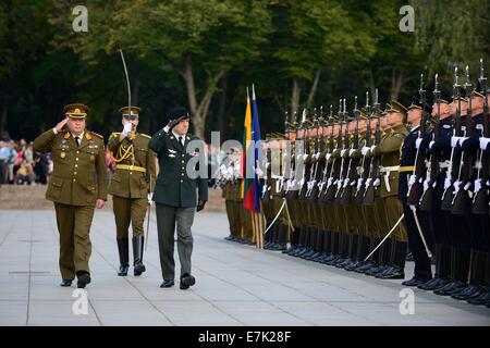 Vilnius. Xix Sep, 2014. Il lituano Capo della difesa Jonas Vytautas Zukas (L) e Presidente della NATO Comitato militare Knud Bartels(R) revisione della guardia d'onore durante la cerimonia di benvenuto a Vilnius, Lituania, sul Sett19, 2014. La Lituania ha tenuto una cerimonia di benvenuto per i partecipanti dei militari della NATO Conferenza del Comitato qui il venerdì. Credito: Alfredas Pliadis/Xinhua/Alamy Live News Foto Stock