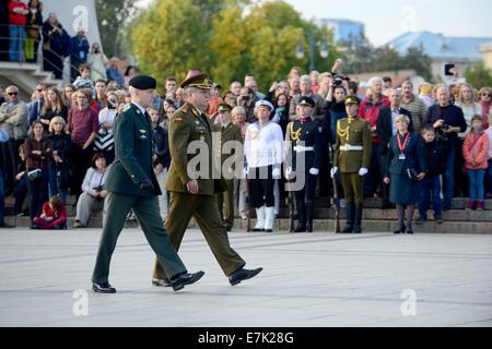 Vilnius. Xix Sep, 2014. Il lituano Capo della difesa Jonas Vytautas Zukas (R) e Presidente della NATO Comitato militare Knud Bartels revisione della guardia d'onore durante la cerimonia di benvenuto a Vilnius, Lituania, sul Sett19, 2014. La Lituania ha tenuto una cerimonia di benvenuto per i partecipanti dei militari della NATO Conferenza del Comitato qui il venerdì. Credito: Alfredas Pliadis/Xinhua/Alamy Live News Foto Stock