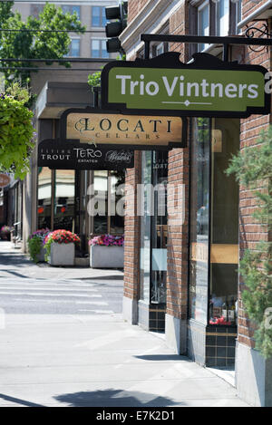 I segni nella parte anteriore del sale di degustazione vino in downtown Walla Walla Washington. Foto Stock