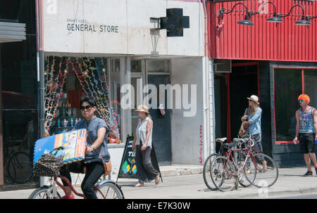 Scena di strada Queen Street Downtown Toronto Foto Stock