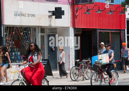 Scena di strada Queen Street Downtown Toronto Foto Stock