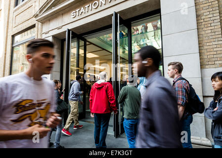 New York, Stati Uniti d'America. 19 Settembre, 2014. La Folla di Newyorkesi al di fuori del quartiere di Soho Apple store per il rilascio di iPhone 6 Credito: Stacy Rosenstock Walsh/Alamy Foto Stock