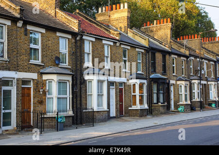 Case a schiera nella zona est di Londra England Regno Unito Regno Unito Foto Stock
