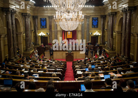 Barcellona, Spagna. 19 Settembre, 2014. Il catalano il parlamento durante la discussione per approvare una legge che consente un referendum di indipendenza. Il Parlamento della Catalogna ha votato oggi per approvare la legge che consente di chiamare su di un referendum di autodeterminazione. Credito: Jordi Boixareu/Alamy Live News Foto Stock