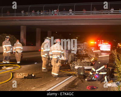 Modesto, CA, Stati Uniti d'America. 16 Sett 2014. Un singolo veicolo roll over su Southbound California Highway 99 a sud della strada ho oltre attraversando in Modesto CA inviato una femmina dall'auto all'ospedale con grave trauma per il suo braccio e un neonato per essere verificato dopo che il veicolo ha perso il controllo e ha spinto fino alla cima di una collina e laminati capovolto torna giù per la collina. Nessun altro veicoli sono stati coinvolti in 8:30pm incidente martedì 7 settembre Xvi 2014. © Marty Bicek/ZUMA filo/Alamy Live News Foto Stock