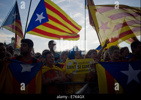 Barcellona, Spagna. 19 Settembre, 2014. Pro-indipendenza dimostranti fuori del parlamento catalano. Il Parlamento della Catalogna ha votato oggi per approvare la legge che consente di chiamare su di un referendum di autodeterminazione. Credito: Jordi Boixareu/Alamy Live News Foto Stock