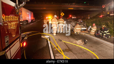 Modesto, CA, Stati Uniti d'America. 16 Sett 2014. Un singolo veicolo roll over su Southbound California Highway 99 a sud della strada ho oltre attraversando in Modesto CA inviato una femmina dall'auto all'ospedale con grave trauma per il suo braccio e un neonato per essere verificato dopo che il veicolo ha perso il controllo e ha spinto fino alla cima di una collina e laminati capovolto torna giù per la collina. Nessun altro veicoli sono stati coinvolti in 8:30pm incidente martedì 7 settembre Xvi 2014. © Marty Bicek/ZUMA filo/Alamy Live News Foto Stock