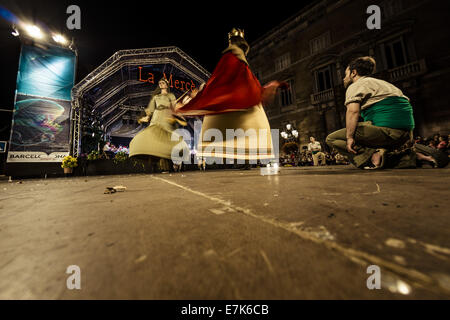 Barcellona, Spagna. 19 Settembre, 2014. Il 'giganti di Barcellona' danza di fronte al municipio tra migliaia di cittadini dopo la festa della città è stato inaugurato. Credito: Matthias Oesterle/ZUMA filo/ZUMAPRESS.com/Alamy Live News Foto Stock