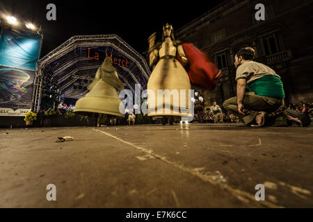 Barcellona, Spagna. 19 Settembre, 2014. Il 'giganti di Barcellona' danza di fronte al municipio tra migliaia di cittadini dopo la festa della città è stato inaugurato. Credito: Matthias Oesterle/ZUMA filo/ZUMAPRESS.com/Alamy Live News Foto Stock